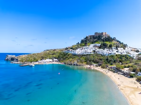 Ce vizitezi în Rodos: Lindos, Orașul Vechi, Valea Fluturilor și excursia în Symi